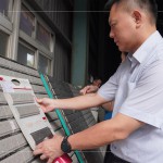 新業(yè)建設(shè)吳志輝建築師 仔細比對樣品與實際成品，並於陽光照射下，感受顏色紋理及曲線起伏。