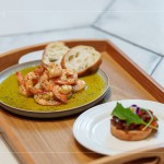 橄欖油在料理中有許多變化，當天活動示範『芝麻葉番茄沙沙普切達』、『經典橄欖油泡蝦』，讓住戶在家中也能輕易完成。