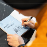 由黃豪平著作的「不只是喜劇演員」作為抽獎(jiǎng)禮，每一本都附上親筆簽名，將書籍變?yōu)橐环轀嘏呐惆椤?>
										<div   id=