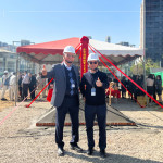 萬丈高樓平地起，新業(yè)建設 穆椿松 創(chuàng)辦人(左一)與 卓勝隆 董事長(右一)，講究紮實穩(wěn)健、堅持建築職人精神，為城市注入嶄新面貌。