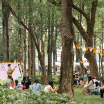 市集裡，樂曲輕揚(yáng)，舒緩五感，為日常多一點(diǎn)儀式感，細(xì)細(xì)品味。