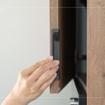 新業(yè)在櫥櫃設(shè)計上展現(xiàn)貼心巧思，不僅在櫃體設(shè)有凹槽，更加裝圓形的防撞墊，讓住戶每次開櫃都更順手、靜音。