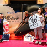 進(jìn)場(chǎng)前，和家人一同留下美好畫面，雀躍心情溢於言表。