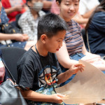 牛皮竟然這麼硬？！牛皮耐高溫、質(zhì)地堅(jiān)韌且透光性強(qiáng)，常作為皮影戲偶的製皮來(lái)源，後續(xù)經(jīng)過(guò)畫稿、刻製、上色、組裝縫合、裝桿，造就一件件民俗工藝品。