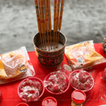 建築職人團隊齊聚，慎重且誠心，持煙香祭拜，將心願直達天聽。