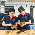 當(dāng)天大多數(shù)為初體驗(yàn)的同仁，互相請(qǐng)益、交流，每一步驟不得馬虎，為的是將這最真切的禮物，送至獨(dú)居長輩、身心障礙者手中，為今年端午節(jié)增添另一份手感溫度。