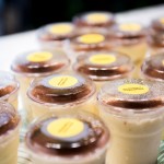 100%的乳酪提拉米蘇，製作過程不加一滴水的堅持，象徵新業(yè)對家人們的守護(hù)，作為會後伴手禮贈送，致上新業(yè)最誠摯的心意。