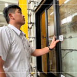 氣密窗經(jīng)過反覆的施加風(fēng)壓後，營建部同仁再三確認窗框是否有變形的問題，及運行上是否順暢。