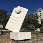 義大利藝術(shù)家Filin Gheorghi的石雕作品「東海之眼」。人象徵著宇宙的縮影，而人的雙眼雖微小卻似能看透時(shí)空，直視古往今來，可觀照、仰視，蘊(yùn)含無法想
像的龐大能量。