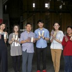 新業(yè)認養(yǎng)霧峰益全香米已近十個年頭，今年秋分前夕由新業(yè)建設(shè) 邱正光副總（左三）帶領(lǐng)新業(yè)同仁樂當一日小農(nóng)，進行碾米初體驗。