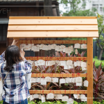 日式伝言板，每一位家族朋友們的句句美好，繫上祝福滿滿的紅繩，希望手寫的溫度，能夠保存於每一位的心中。