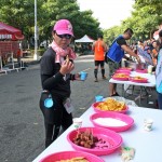 新業(yè)團隊備足小塊的香腸、水果、鹽巴，幫跑者補充能量，也方便入口。