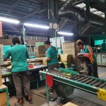 將一批批堆疊成小山、符合標準的磁磚分裝入箱，未來它們將成為某一個家庭的空間配角，肩負起守護居家安全的關(guān)鍵角色。