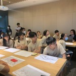 東海建築營學員們仔細聽取林宜鋒建築師（畫面右一）的建築構(gòu)想。讓學員們擴增生活與學習經(jīng)驗，並以對話交換對建築的看見與心得。