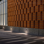 社區(qū)一隅採(cǎi)用「紅磚清水磚」錯(cuò)落排列，夜晚透過隱藏式照明，營(yíng)造出層次豐富的光影效果，為空間注入溫潤(rùn)而靜謐的氣氛。