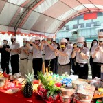 天時，地利，集眾人之力，【新業(yè)自由居】上樑典禮，手持炷香敬虔內(nèi)心，願一炷炷香將新業(yè)團(tuán)隊的誠心，上呈天聽。