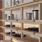 居家收納設(shè)計(jì)，也可以展示雅緻收藏，溫潤杏色的層架與隱隱透出光澤的瓶身，彼此相襯不相爭。