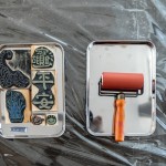 欲善「版畫(huà)」事，須讓工具齊備，除了滾筒，還有一塊塊充滿『虎年』氣息的圖騰，將塗滿油墨的滾筒在圖樣上滾動(dòng)，再轉(zhuǎn)印在紅包袋或春聯(lián)上。