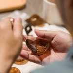 可可粉是從可可豆中提取，經過發(fā)酵、乾燥、烘焙、碾碎、研磨、精煉等步驟，味道酸苦澀，卻內含營養(yǎng)豐富。