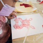 用竹筷沾附黏著，孩子嘗試使用傳統(tǒng)的黏著劑－漿糊，慢慢將紅紅剪紙塗滿，就待
貼上燈籠。