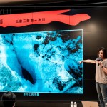 來自北歐壯麗的冰川，冰川上的鍋穴，是表面融化的水沿著裂隙流動(dòng)而緩慢鑽出的深坑，不僅豐富了冰川表層的紋理，底下或許還潛藏著晶瑩剔透、深邃綺麗的夢(mèng)幻冰洞。