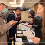 感謝每一位京御苑住戶的蒞臨，客服人員與住戶間暖心的早晨問候，揭開說明會序幕，新業(yè)願意用加倍的細心，共同守護家人們的避風(fēng)港。