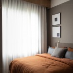 以沉穩(wěn)的基底，加上珊瑚橘的布料，自然日光透過窗簾，灑落一絲暖意。