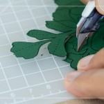 較細(xì)膩的邊角處，使用美工刀慢慢地刻劃，切剪出生命力。