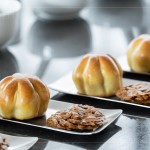 「喜豐香1985茶點(diǎn)組」金桔豆沙與杏仁瓦片的完美搭配，猶如一場味蕾饗宴。甜而不膩的豐富層次、口感酥脆的濃郁香氣，為品茗時(shí)刻更添詩意。