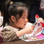 活動(dòng)當(dāng)天製作紙影戲偶，動(dòng)動(dòng)小手，揮灑創(chuàng)意，恣意拼色，再沿著外輪廓剪下。