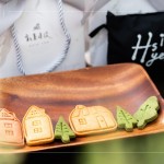 伴手禮致上公益烘焙坊的手工餅乾及環(huán)保購物袋，可愛、溫馨兼顧著美味，讓本次活動開啟美善的起點(diǎn)。