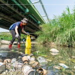 躺在水面上的鐵鋁罐、玻璃瓶，是每逢大雨後，上游沖刷下來(lái)的人為垃圾，彎下腰、踏進(jìn)溪流，撿起水中的垃圾殘骸，還給魚(yú)兒一個(gè)安全舒適的家園。
