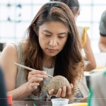 利用木刀，一筆一劃，一深一淺，刻出紋路，感受陶作帶來的沉靜時(shí)光。