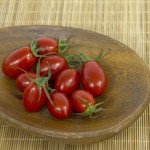 在燈光投射下，渾圓的番茄反射著光澤，也因為皮薄而隱隱透出果肉，鮮甜的果實一看就知影！