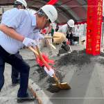 由 新業(yè)建設(shè) 穆椿松 名譽(yù)董事長(zhǎng)帶領(lǐng)，齊心共喊「開工大吉」。以金鏟鏟起沙堆，象徵工程進(jìn)度平安順利，勤懇踏實(shí)地為未來種下一個(gè)成家夢(mèng)。