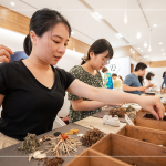 一捏、一抓，將適量的藥材放在棉布上，草藥的清香，單純的氣味為生活帶入一點(diǎn)美好感受，讓按摩球陪你一起過生活。