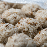 當(dāng)天特別準(zhǔn)備一款限定口味—梅菜粽，將鹹香的梅干菜末炒入糯米飯，吃起來的口感清爽舒服，正好適合仲夏時(shí)節(jié)。