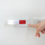 安心用電，位於廚房及客廳不斷電的紅色插座，遇到停電也不用擔(dān)心。