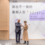 新業(yè)建設(shè)名譽(yù)董事長(zhǎng) 穆椿松 (左一)致金鐘視后 于子育 (右一) 新業(yè)契作認(rèn)養(yǎng)逾十年的有機(jī)香米與紅豆，一同分享這份美好心意。