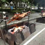 工作團隊費心築起的炭火爐檯，飄出的香氣讓跑者遠遠地就精神為之一振，也成為跑者的動力來源！