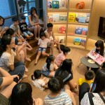 愛聽故事、樂於讓想像力徜徉的小朋友們，隨著姐姐一頁一頁的朗讀劇情，跟著繪本進入奇幻世界中探險。