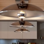 居家收納設(shè)計(jì)，也可以展示雅緻收藏，溫潤杏色的層架與隱隱透出光澤的瓶身，彼此相襯不相爭。