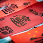 細(xì)細(xì)品味印製出來(lái)的年節(jié)吉祥話，洋溢著團(tuán)圓的喜氣與年味，揮灑創(chuàng)意，拼貼屬於自己的年節(jié)小物。