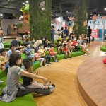 跟著強尼先生一起拍打節(jié)奏，沉浸在充滿Do Re Mi的氛圍裡，邊數(shù)著拍子，邊唱著歌曲，搖搖擺擺的度過這場森友派對！