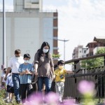 等待餅乾烘烤的時(shí)間，新業(yè)家族手牽著手至鄰近的二分埔、水湳生態(tài)公園漫步享受午後日光，貼近生態(tài)綠意。