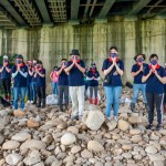 低下頭，雙手合十，感謝河神允諾，讓我們可以為環(huán)境盡一份心力，以行動(dòng)守護(hù)我們這片土地。