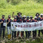 新業(yè)職人們著上雨鞋，站在筏子溪床上記錄這一刻，希望留下美好環(huán)境給我們自己與未來的下一代。我們的力量或許有限，但是希望的力量很大，願(yuàn)這樣的意識(shí)可以永續(xù)流傳。