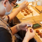 打開外包裝，巧克力上顯現的光澤感，是經過『調溫』這項最重要的步驟，內富含天然的可可脂，在特定的溫度下產生穩(wěn)定的結晶，使得巧克力呈現漂亮的光澤，剝開時也會發(fā)出清脆的響度，亦可保存持久。