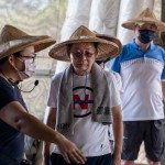 聽著農(nóng)家說著培育秧苗的種種步驟，堅(jiān)持栽種高抗菌與抗病蟲害作物，鼓勵(lì)更多小農(nóng)使用無農(nóng)藥、無化肥的友善耕作，懷抱著對這片土地共同的熱愛。(圖中為新業(yè)建設(shè) 卓勝隆董事長)