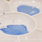 青藍(lán)的古典顏料，蘸滿藍(lán)彩，在筆尖飽滿欲滴，釉色渲染一片青花藍(lán)。